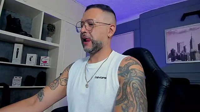 Snapshot of MrFrank_tattoo chatting on October 2025 05:25:02 PM MrFrank tattoo online show from October 2025 05:25:02 PM