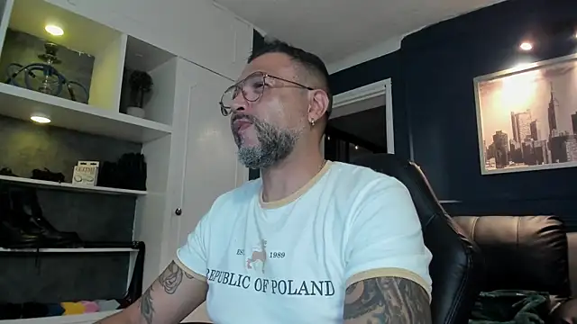 Snapshot of MrFrank_tattoo chatting on June 2026 12:54:01 AM MrFrank tattoo online show from June 2026 12:54:01 AM