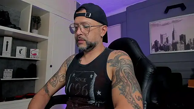 Snapshot of MrFrank_tattoo chatting on September 2025 11:33:02 PM MrFrank tattoo online show from September 2025 11:33:02 PM