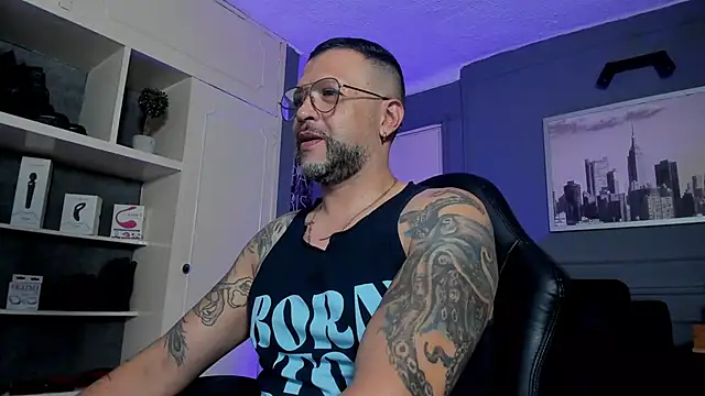 Snapshot of MrFrank_tattoo chatting on October 2025 12:00:02 AM MrFrank tattoo online show from October 2025 12:00:02 AM