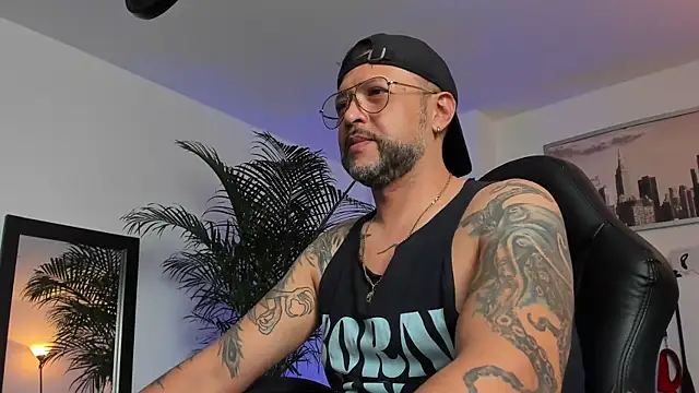 Snapshot of MrFrank_tattoo chatting on January 2025 04:19:01 PM MrFrank tattoo online show from January 2025 04:19:01 PM