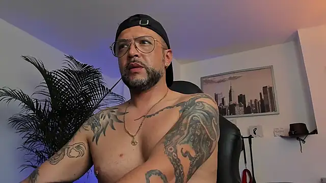 Snapshot of MrFrank_tattoo chatting on January 2025 10:32:02 PM MrFrank tattoo online show from January 2025 10:32:02 PM
