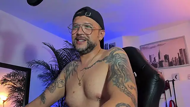 Snapshot of MrFrank_tattoo chatting on January 2025 01:33:01 AM MrFrank tattoo online show from January 2025 01:33:01 AM