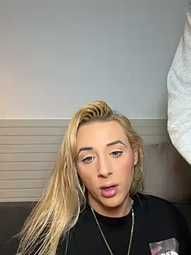 Snapshot of Strongqueen chatting on May 2026 11:04:01 PM Strongqueen online show from May 2026 11:04:01 PM