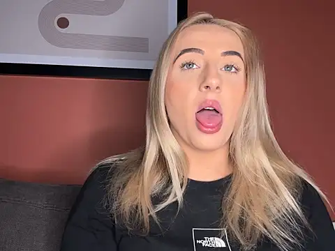 Snapshot of Strongqueen chatting on March 2025 03:22:01 AM Strongqueen online show from March 2025 03:22:01 AM