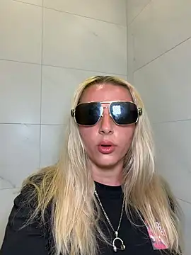 Snapshot of Strongqueen chatting on June 2026 08:31:02 PM Strongqueen online show from June 2026 08:31:02 PM