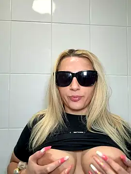 Strongqueen online show from November 2025 07:03:01 PM