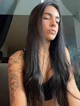 Snapshot of DaphneUwu chatting on May 2026 02:05:02 AM DaphneUwu online show from May 2026 02:05:02 AM