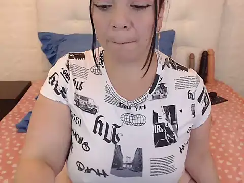 Snapshot of Angiee_BBW chatting on March 2025 09:04:01 PM Angiee BBW online show from March 2025 09:04:01 PM