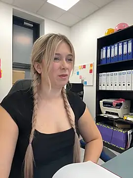 CherryAuroraa online show from December 2024 08:28:01 PM