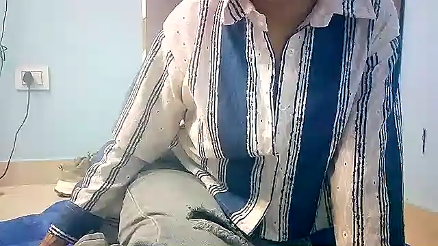 Snapshot of lovelydesi21 chatting on January 2025 02:02:01 PM lovelydesi21 online show from January 2025 02:02:01 PM