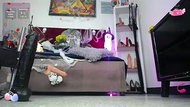 Snapshot of louise_nails chatting on October 2025 01:10:02 PM louise nails online show from October 2025 01:10:02 PM