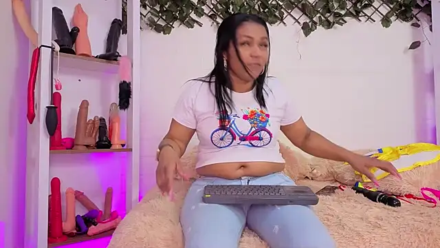 Snapshot of louise_nails chatting on June 2026 05:41:01 PM louise nails online show from June 2026 05:41:01 PM