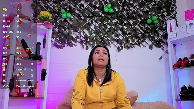 Snapshot of louise_nails chatting on July 2026 08:26:01 PM louise nails online show from July 2026 08:26:01 PM