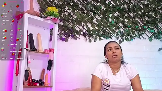 Snapshot of louise_nails chatting on July 2026 08:19:01 PM louise nails online show from July 2026 08:19:01 PM
