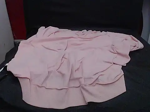 Snapshot of Laura_hottt chatting on October 2025 05:24:01 PM Laura hottt online show from October 2025 05:24:01 PM