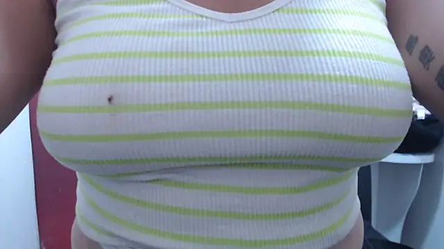 Snapshot of Laura_hottt chatting on October 2025 05:36:01 PM Laura hottt online show from October 2025 05:36:01 PM