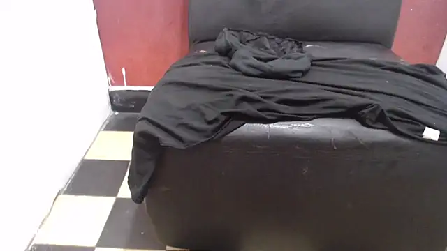 Snapshot of Laura_hottt chatting on January 2026 07:12:01 PM Laura hottt online show from January 2026 07:12:01 PM