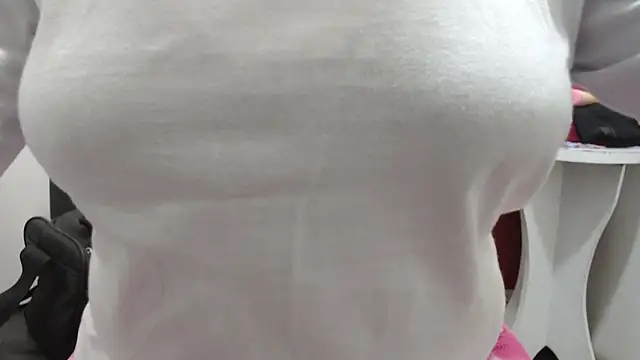 Snapshot of Laura_hottt chatting on September 2025 02:01:01 PM Laura hottt online show from September 2025 02:01:01 PM