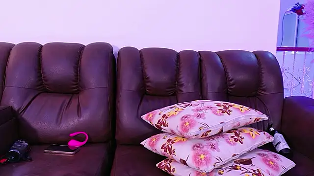 lara giraldo online show from March 2026 01:34:01 AM