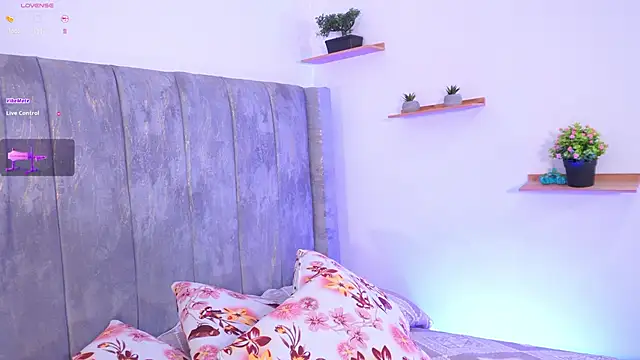 lara giraldo online show from September 2025 12:52:01 PM