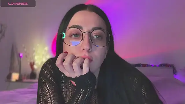 Snapshot of Emylia chatting on December 2024 12:43:02 AM Emylia online show from December 2024 12:43:02 AM