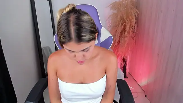 sofia henaok online show from February 2026 12:11:01 AM