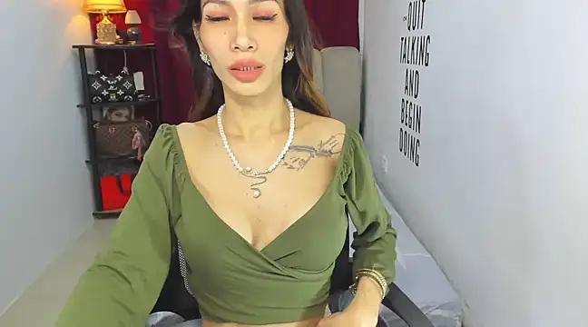 Snapshot of Trixie_Mattel21 chatting on March 2025 09:48:02 PM Trixie Mattel21 online show from March 2025 09:48:02 PM