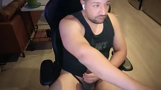 Snapshot of HungandThickLatin chatting on October 2025 01:29:02 AM HungandThickLatin online show from October 2025 01:29:02 AM