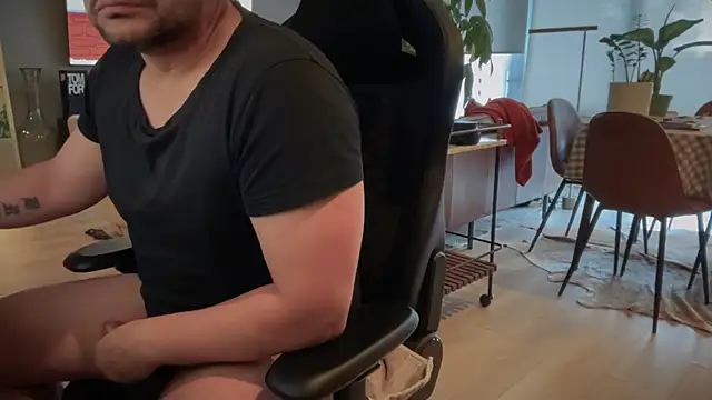 Snapshot of HungandThickLatin chatting on March 2025 01:32:02 AM HungandThickLatin online show from March 2025 01:32:02 AM
