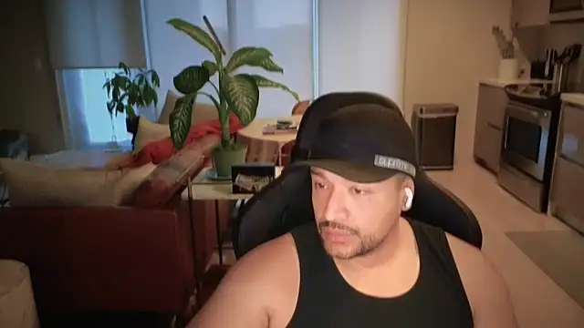 Snapshot of HungandThickLatin chatting on September 2025 01:50:02 PM HungandThickLatin online show from September 2025 01:50:02 PM