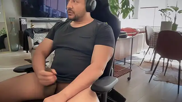 Snapshot of HungandThickLatin chatting on March 2025 11:45:02 PM HungandThickLatin online show from March 2025 11:45:02 PM