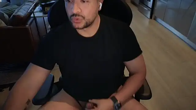 Snapshot of HungandThickLatin chatting on October 2025 12:44:02 AM HungandThickLatin online show from October 2025 12:44:02 AM