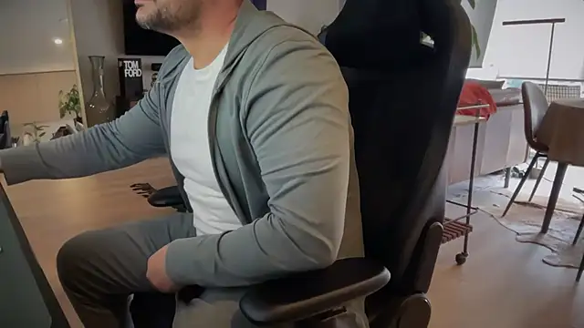 Snapshot of HungandThickLatin chatting on March 2025 06:32:02 PM HungandThickLatin online show from March 2025 06:32:02 PM