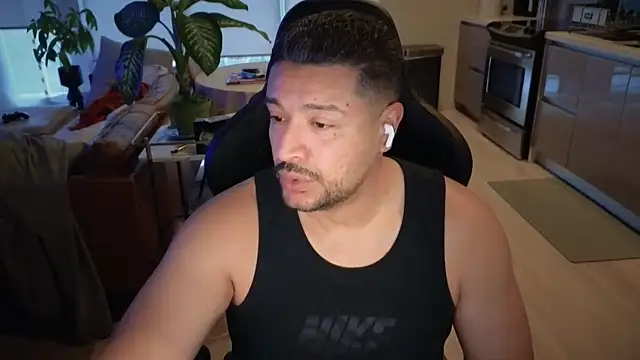 Snapshot of HungandThickLatin chatting on September 2025 02:23:02 PM HungandThickLatin online show from September 2025 02:23:02 PM