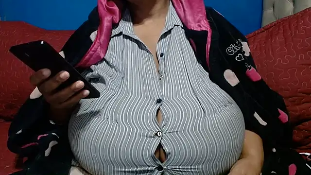 CUTEFIRMMELONSS online show from June 2026 05:00:02 PM