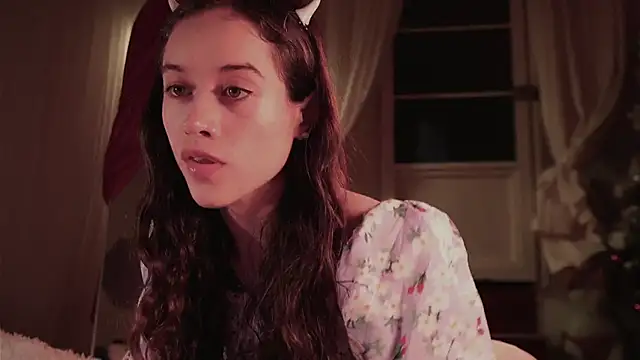 Snapshot of _Avriles_ chatting on December 2025 01:19:02 AM Avriles online show from December 2025 01:19:02 AM