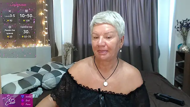 Snapshot of roxana_brooks chatting on June 2026 12:44:01 AM roxana brooks online show from June 2026 12:44:01 AM