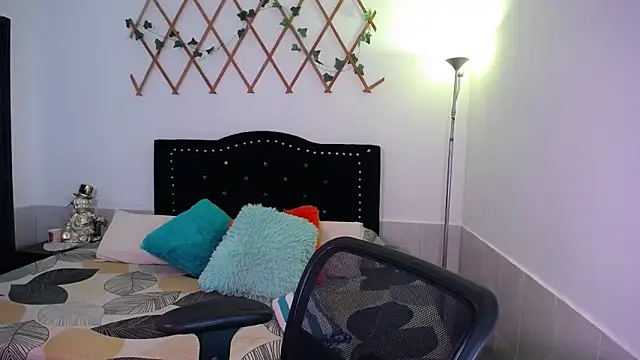 naughty girl 4u online show from October 2025 03:53:01 PM