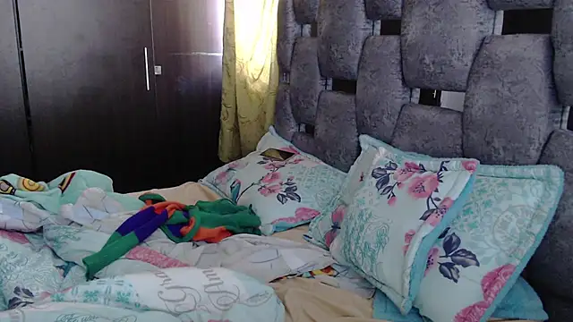 sara hott 1 online show from July 2026 01:43:01 PM