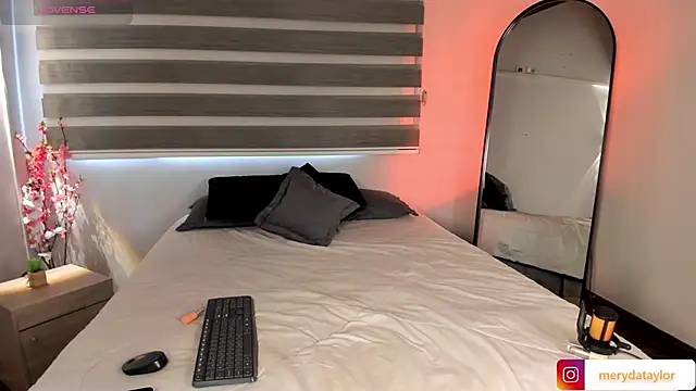 MERIDA TAYLOR online show from November 2025 01:05:01 PM