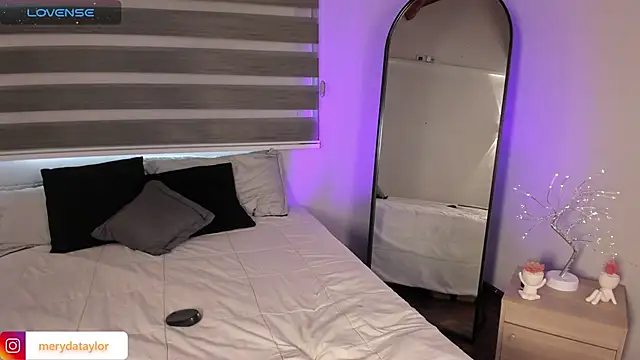 MERIDA TAYLOR online show from January 2026 01:29:01 PM