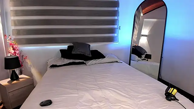 MERIDA TAYLOR online show from December 2025 12:15:02 PM