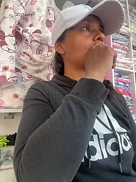 Snapshot of J_loren chatting on December 2025 08:00:01 PM J loren online show from December 2025 08:00:01 PM