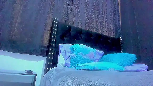 amareto queen online show from November 2025 05:06:01 PM