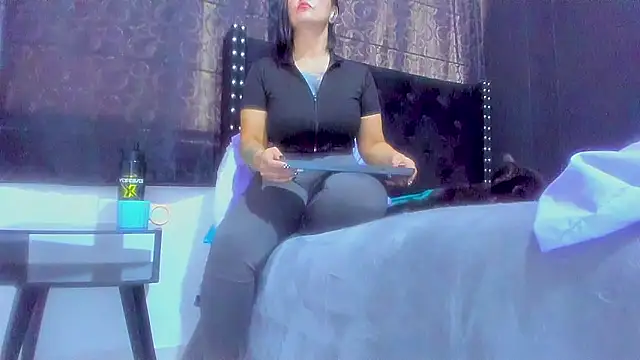 amareto queen online show from October 2025 07:16:01 PM