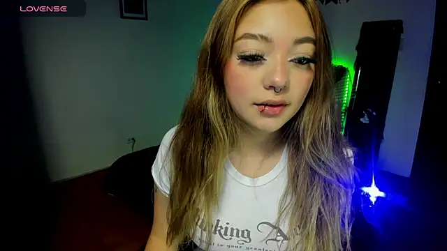 Snapshot of Megan_19_ chatting on October 2025 01:43:02 PM Megan 19 online show from October 2025 01:43:02 PM