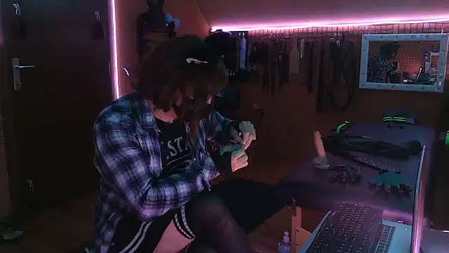 Snapshot of Ginny-the-bdsm-nympho chatting on November 2025 06:01:01 PM Ginny-the-bdsm-nympho online show from November 2025 06:01:01 PM