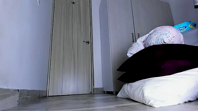 Skarleth69 online show from November 2025 03:43:02 AM