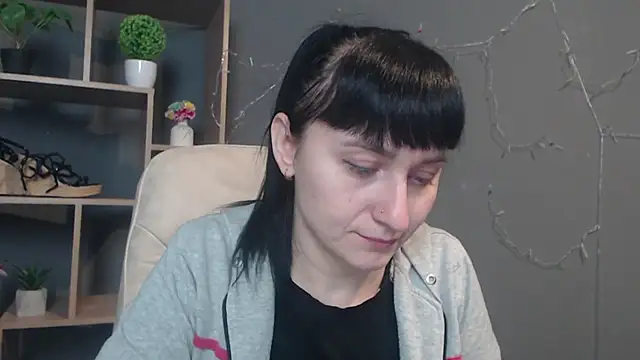 NinaFlawlees online show from December 2025 01:01:02 PM